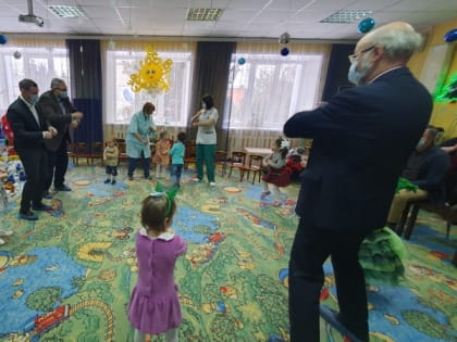 25.12.2023г в ГУЗ «Тульский областной специализированный дом ребенка №1» по уже сложившейся традиции пришли члены Тульской городской Думы с новогодними подарками.