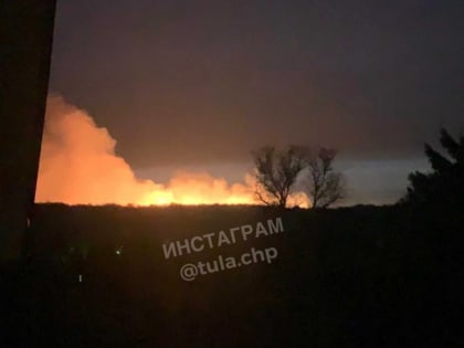 В тульском Хомяково огонь с полей приближается к домам
