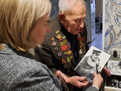 Надежда Козьякова поздравила ветерана с Новым годом