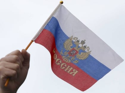 В Новомосковске мужчина украл флаг РФ, чтобы вывесить его над своим домом