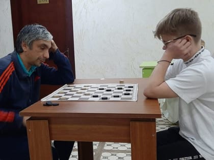 Александр Гетманский лидирует в общем зачёте Кубка мира по шашкам-64