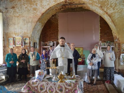 Молебен в возрождающемся храме