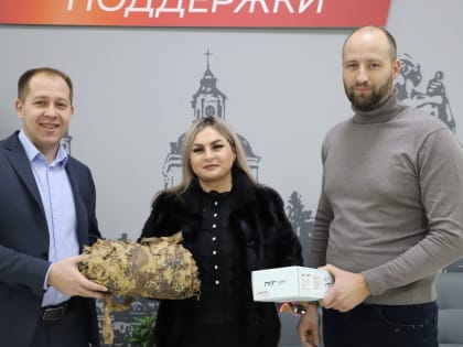 Алексей Ишутин и Александр Шахов передали портативную радиостанцию и маскировочную сеть для участников СВО