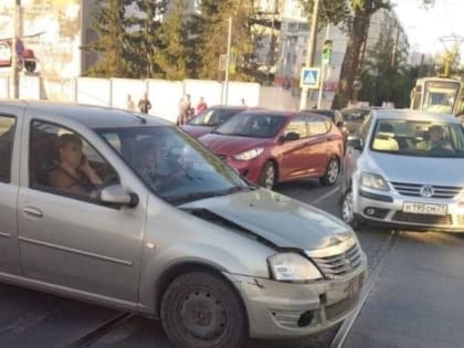 В Туле на перекрестке ул. Марата и Ложевой столкнулись «Рено» и «Лада»