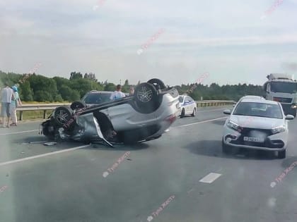В Туле на М-2 столкнулись Lada XRAY, Lada Vesta и Renault Sandero: пострадал один из водителей