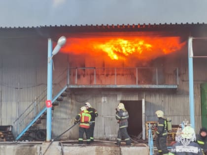 В Туле на улице Парковой загорелся крупный склад