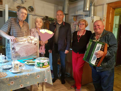 Владимир Суслин поздравил семью туляков с 60-летием совместной жизни