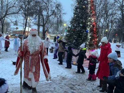 В Комсомольском сквере открыли новогоднюю елку