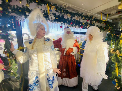 По Туле вновь катается «ДедМоробус», веселя детишек по маршруту в историческом центре города