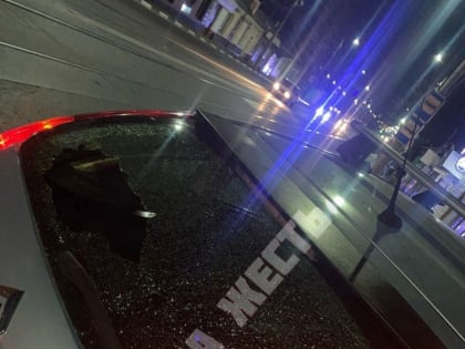 Электросамокатчик разбил туляку заднее стекло автомобиля