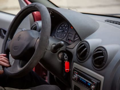 В Новомосковске из припаркованной машины украли автомагнитолу