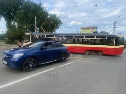 В Туле на улице Коминтерна трамвай врезался в «Mercedes»