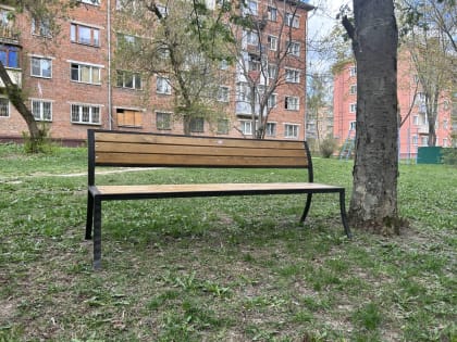 Александр Ковалёв приобрел лавочки для жителей многоквартирного дома