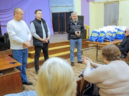 Тульские депутаты поздравили членов общества слепых с наступающей Пасхой