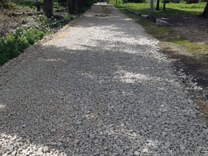 Отсыпка щебнем дороги в д. Прощеное завершена