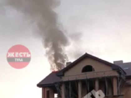 В поселке Рассвет Тульской области загорелся недостроенный особняк