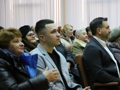 Депутаты гордумы поздравили активистов Привокзального округа с наступающими праздниками