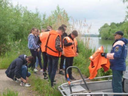 Урок о безопасности на воде провели сотрудники МЧС