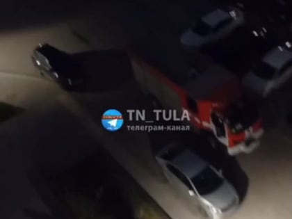 К многоэтажкам на улице Сурикова в Туле приехало несколько пожарных расчетов