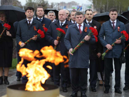 Игорь Маковский и руководство «Россети Центр» и «Россети Центр и Приволжье» возложили цветы к первому в стране Мемориалу героям-энергетикам в Туле