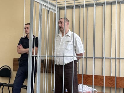 Экс-сотрудника колонии из Новомосковска обвиняют в передаче зэкам телефонов, карт и наушников, но защита заявляет о провокации