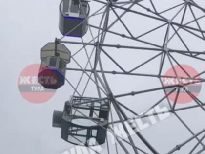 Кабинка колеса обозрения в Центральном парке Тулы перевернулась