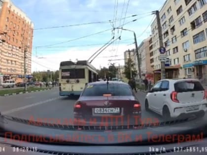 В Туле водитель троллейбуса высадил пассажиров на проезжую часть