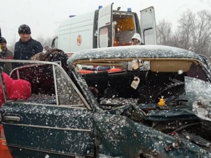 На трассе М-4 «Дон» в Ефремовском районе произошло серьезное ДТП с легковушкой и грузовиком