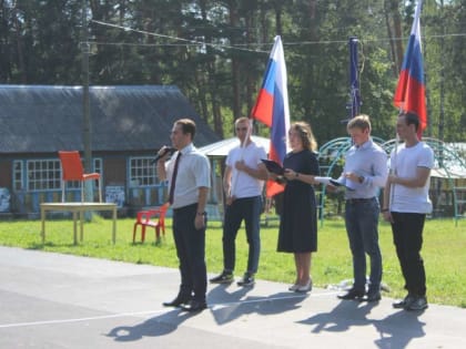 Песнями, стихами и флешмобом отметили День флага в Сенино