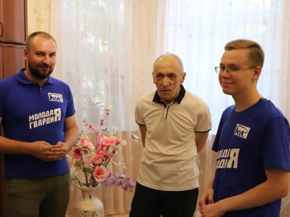 Никита Бурвиков поздравил ветерана металлургической отрасли с праздником