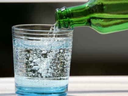 Врач посоветовала выпускать пузырьки газа из минералки людям с болезнями почек