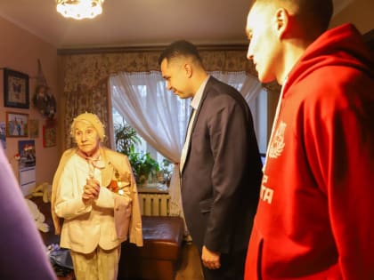 Павел Астафьев поздравил жительницу блокадного Ленинграда