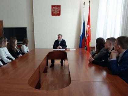 Виктор Егоров проводит для новомосковских школьников уроки по избирательному праву