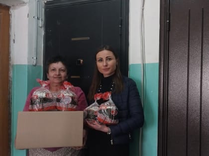 Анастасия Дементьева передала жителям округа пасхальные куличи