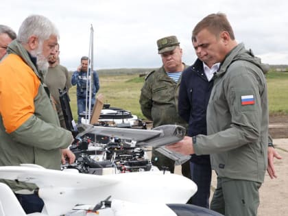 Алексей Дюмин вручил дипломы и новые дроны операторам Центра беспилотных систем