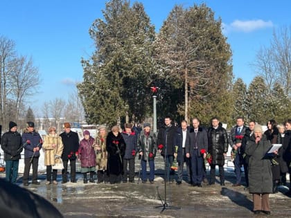 В Зареченском округе депутаты возложили цветы к памятникам
