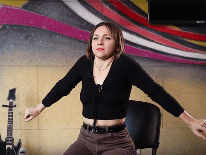 Зарядка с ТСН24: семь упражнений от фитнес-тренера, которые можно делать на стуле