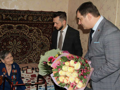 Алексей Ионов поздравил с юбилеем ветерана Нину Горохову