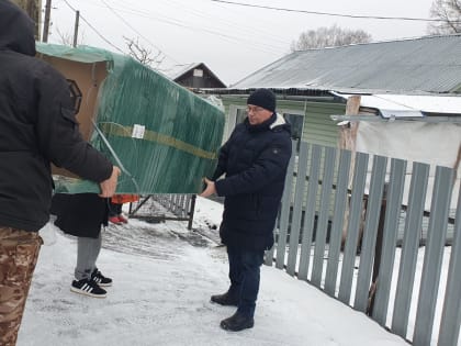 Владимир Суслин и Михаил Ларкин подарили юному спортсмену тренажер для отработки ударов