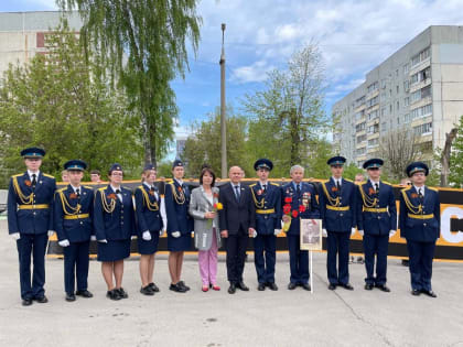 Андрей Гурьянов передал именной флаг центру образования № 2