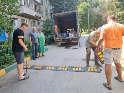 Владимир Суслин провел мониторинг работ по установке искусственных неровностей