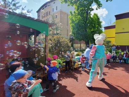 14.05.2023г. в гости к воспитанникам ГУЗ «Тульский областной специализированный дом ребенка №1» приезжали волонтеры из  Москвы с увлекательным шоу мыльных пузырей.