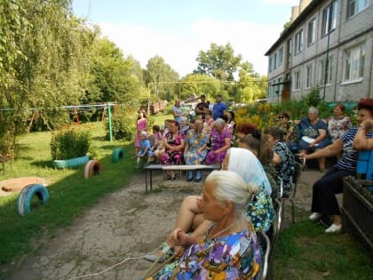 Жители поселка Кировский, Волчье-Дубравского муниципального образования отметил Международный День соседей.