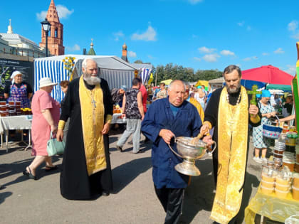 Подготовка к празднику Происхождения Животворящего Креста