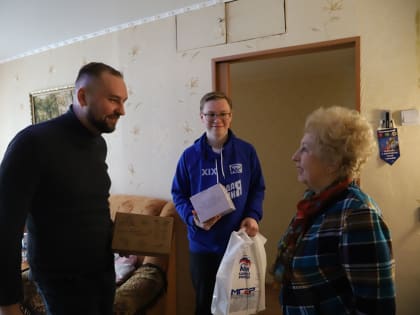 Никита Бурвиков поздравил ветерана труда Евгению Распопову с юбилеем