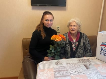 Дарья Герасимова поздравила ветерана Нину Николаевну Ермакову с годовщиной освобождения Ленинграда от фашистской блокады