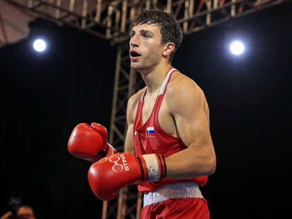 Алексей Дюмин поздравил тульского боксера Джамбулата Бижамова с победой