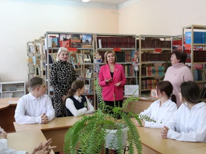 Ольга Слюсарева передала книги школьной библиотеке