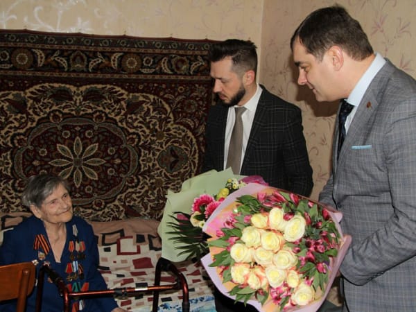Алексей Ионов поздравил с юбилеем ветерана Нину Горохову