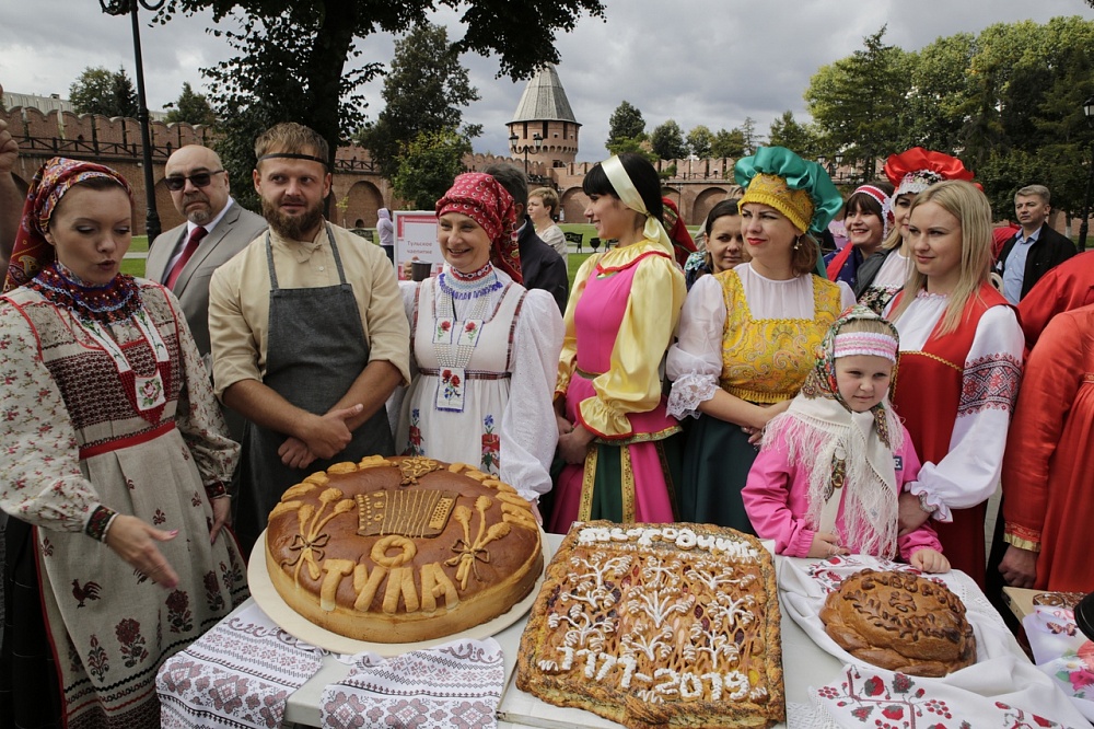 Казак с караваем. Каравай Казаков. Ярмарка в Кремле Тула. Свенская ярмарка с караваем.